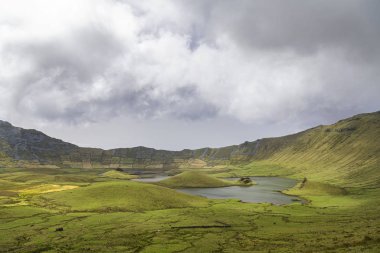 Portekiz, Azores 'deki Corvo Adası' ndaki Corvo Krateri 'ne yapılan yürüyüş görüntülendi..