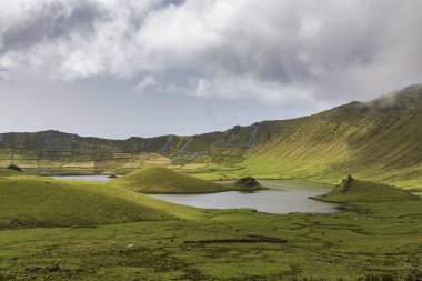 Portekiz, Azores 'deki Corvo adasındaki Corvo Krateri' nin içindeki otlaklar ve göller..
