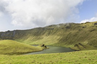 Portekiz, Azores 'deki Corvo adasındaki Corvo kalderasının havzasında bir tatlı su gölü.. 