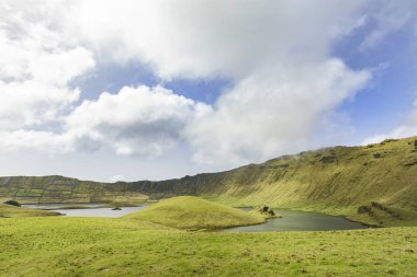 Portekiz, Azores 'deki Corvo adasındaki Corvo kalderasında Corvo gölleri.. 