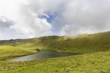 Portekiz 'in Azores kentindeki Corvo adasındaki Corvo kalderasının merkezinde bir tatlı su gölü.. 
