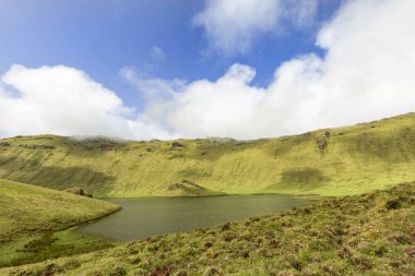 Mavi gökyüzü Portekiz, Azores 'deki Corvo adasındaki Corvo kalderasının havzasında görüldü.. 