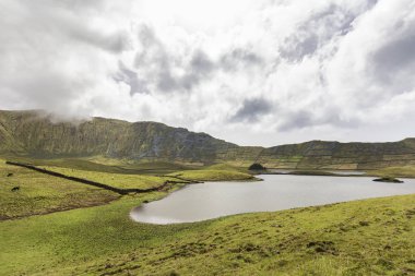 Portekiz 'in Azores kentindeki Corvo adasındaki Corvo kalderasına yakın kaya duvarları.. 