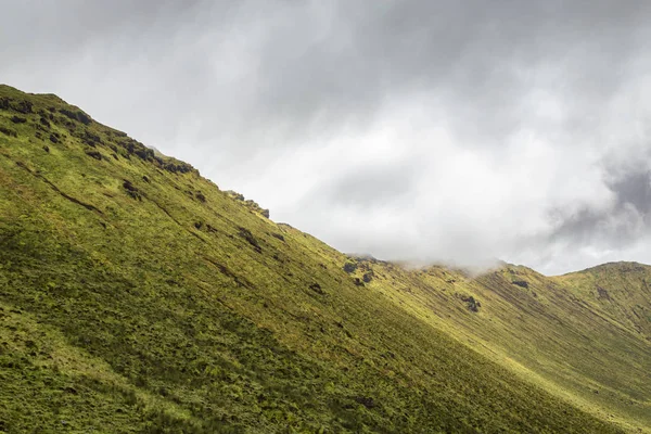 Büffeln Späten Morgen Wolken Gegen Den Rand Des Corvo Kraters — Stockfoto