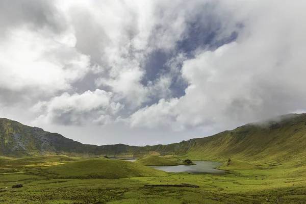 Blauwe Lucht Piekt Door Wolken Valleibodem Corvo Crater Het Eiland — Stockfoto