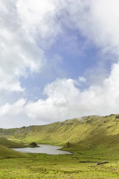 Blauwe Lucht Wolken Boven Meren Corvo Crater Het Eiland Corvo — Stockfoto
