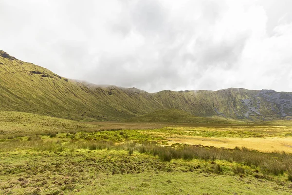 Der Rand Der Corvo Caldera Erhebt Sich Wie Berge Aus — Stockfoto