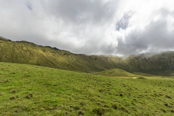 Den Dramatiska Kanten Och Molnen Inuti Corvo Caldera Corvo Azorerna — Stockfoto