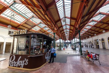 Prag, Çek Cumhuriyeti - 3 Eylül 2016 'da Prag, Çek Cumhuriyeti' ndeki Prag Masaryk tren istasyonunda öğleden sonra.