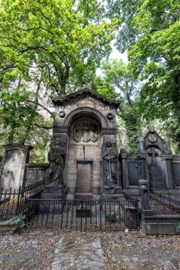 Prag, Çek Cumhuriyeti - 6 Eylül 2016 'da Çek Cumhuriyeti' nin Prag kentindeki Olsany mezarlığı içinde güzel bir yaz manzarası.