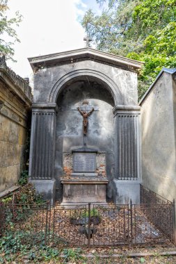 Prag, Çek Cumhuriyeti - 6 Eylül 2016 'da Çek Cumhuriyeti' nin Prag kentindeki Olsany mezarlığı içinde güzel bir yaz manzarası.