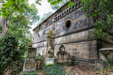 Prag, Çek Cumhuriyeti - 6 Eylül 2016 'da Çek Cumhuriyeti' nin Prag kentindeki Olsany mezarlığı içinde güzel bir yaz manzarası.