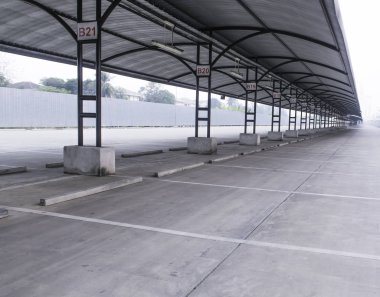 Büyük açık otopark