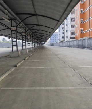 Büyük açık otopark
