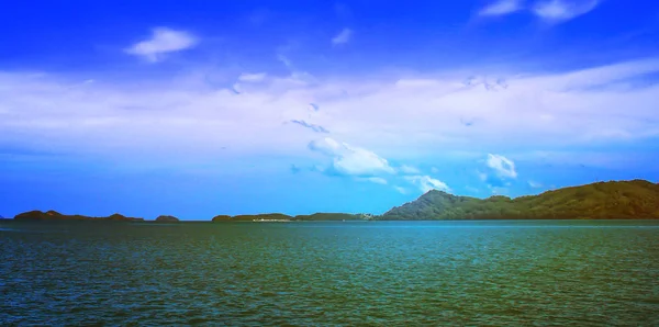 Вид Блакитне Небо Гору Зелений Океан — стокове фото