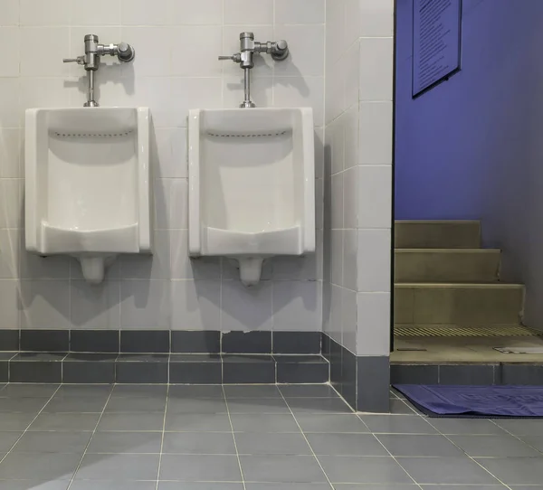 Twee Witte Urinoirs Mannelijke Toilet — Stockfoto