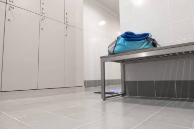 Spor salonunda beyaz dolap