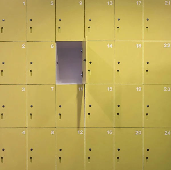 Желтый шкафчик — стоковое фото
