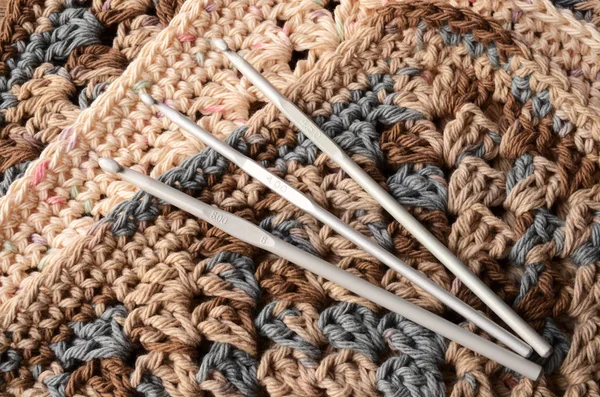3 かぎ針編みフックし、手を作ったおばあちゃんの広場 — ストック写真