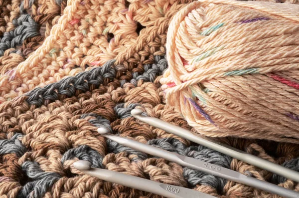 かぎ針編みの糸とフック — ストック写真