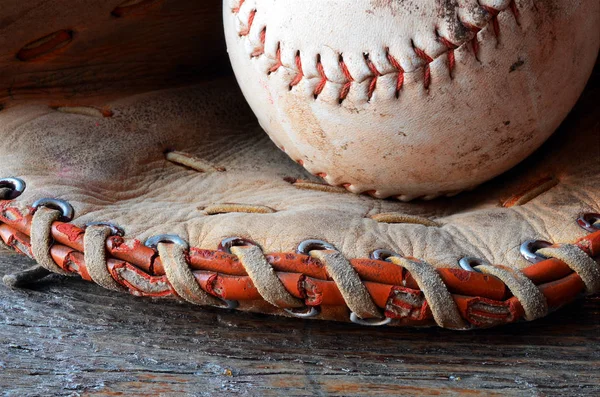 古い使用される野球用具 — ストック写真