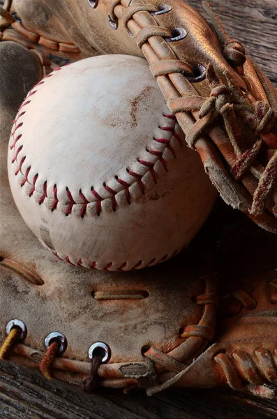 Equipo de béisbol usado antiguo — Foto de Stock