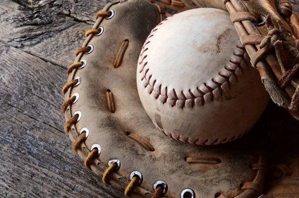 古い使用される野球用具 — ストック写真