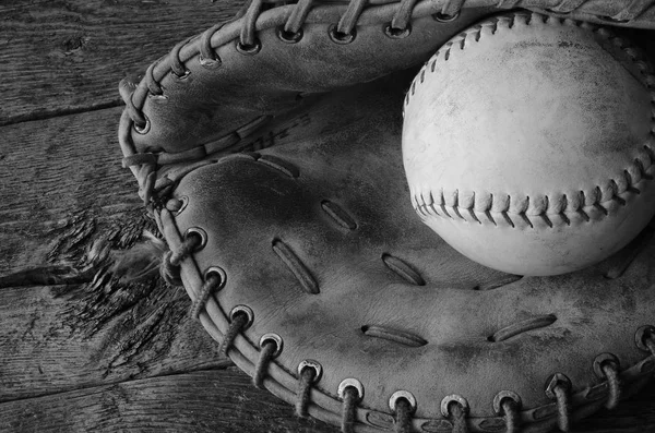 Equipo de béisbol usado antiguo — Foto de Stock