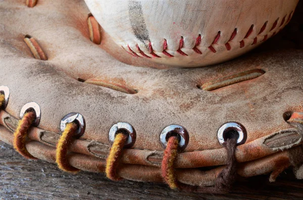 Alte gebrauchte Baseball-Ausrüstung — Stockfoto