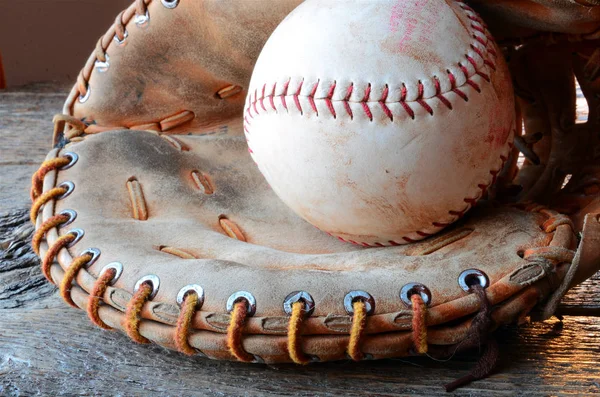 Alte gebrauchte Baseball-Ausrüstung — Stockfoto