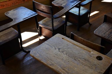 Eski ahşap okul sıraları