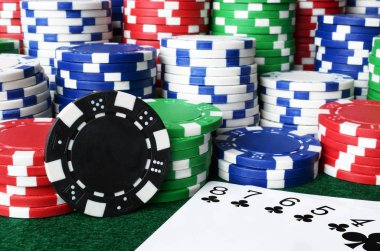 Poker fişleri ve iskambil kapat