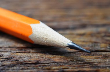 Bir kalem yakın kadar bilenmiş