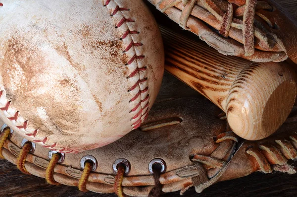 Equipo de béisbol usado antiguo — Foto de Stock