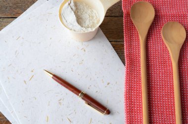 Tarifi notlar ve karıştırma kaşığı