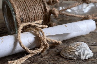 Deniz kabuklarını ve not kağıdı