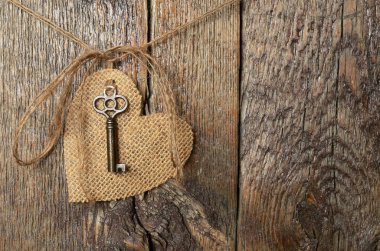 Antika Metal anahtar ile asılı tuval kalp