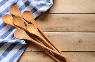 Tahta kaşık karıştırma ve kurulama bezi.
