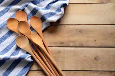 Tahta kaşık karıştırma ve kurulama bezi.