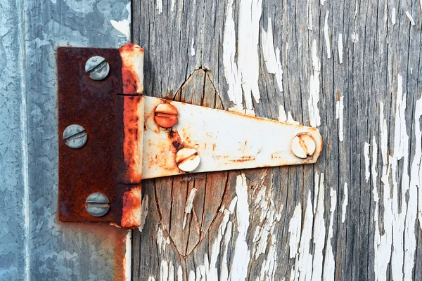 Dobradiça de porta enferrujada antiga — Fotografia de Stock