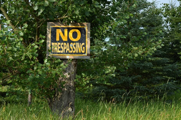 Old No Trespassing Sign — Stock Photo, Image