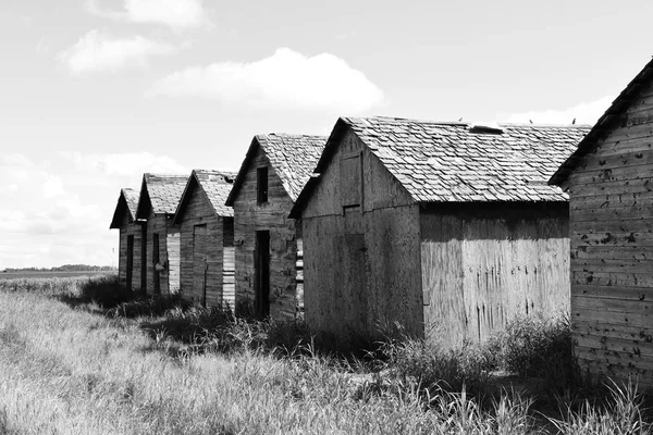 Reihe alter Getreidespeicher aus Holz — Stockfoto