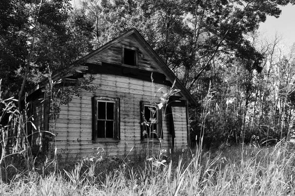 Casa abandonada velha assustadora — Fotografia de Stock