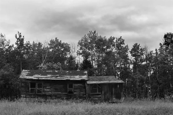 Velha casa abandonada — Fotografia de Stock
