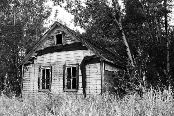 Velha casa abandonada — Fotografia de Stock