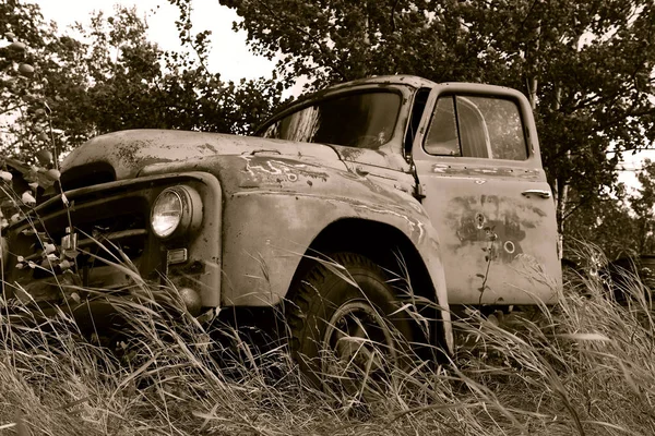 Camion arrugginito antico — Foto Stock