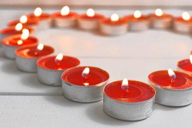 Kırmızı çay Işık mumlar bir kalp şeklinde desen düzenlenmiş bir düşük açılı görüntü. 