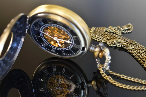 Uma Imagem Perto Reflexo Relógio Bolso Ouro Tampo Mesa Vidro — Fotografia de Stock