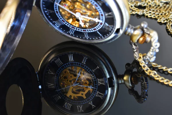 Una Imagen Cerca Reflexión Reloj Bolsillo Oro Una Mesa Cristal — Foto de Stock