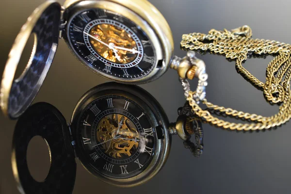 Μια Στενή Επάνω Εικόνα Αντανάκλαση Του Ένα Ρολόι Τσέπης Χρυσό — Φωτογραφία Αρχείου